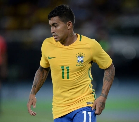 Atacante goiano substitui Douglas Costa