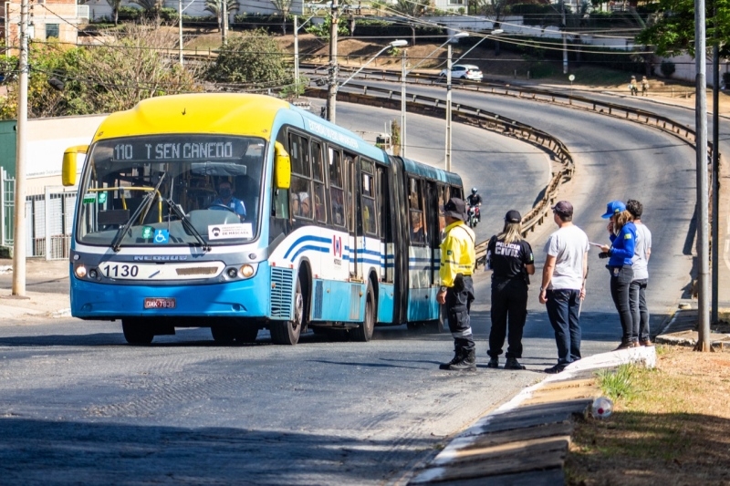 Motoristas haviam informado defeito em porta de ônibus pela qual estudante caiu e morreu