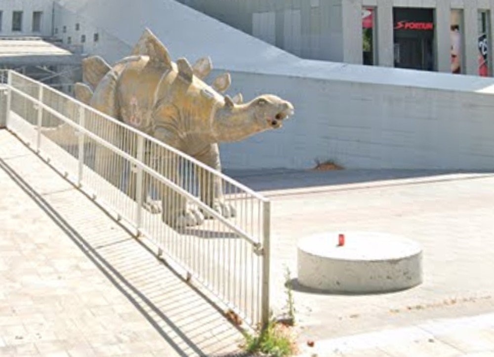 Na Espanha homem morre ao ficar preso em estátua