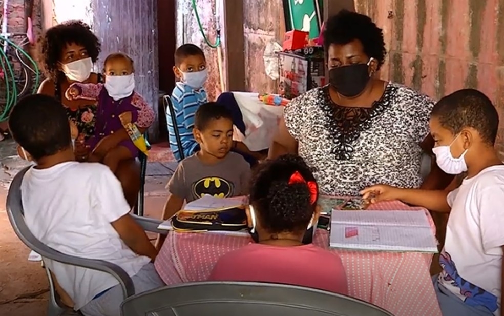 Cinco irmãos dividem o celular da mãe para estudar, em Itumbiara