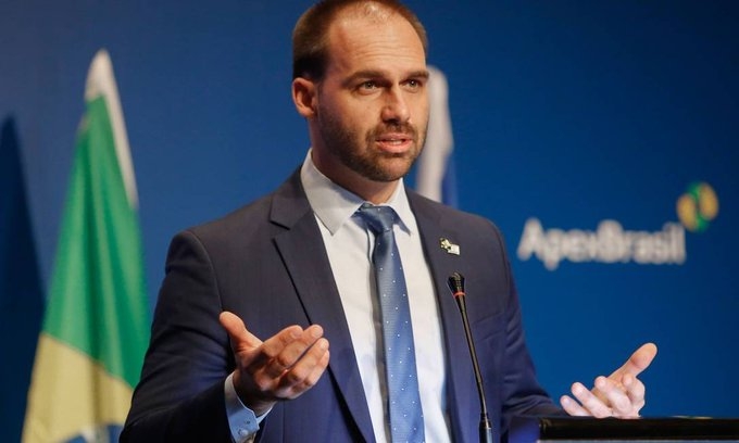Embaixada da China no Brasil reage a comentário de Eduardo Bolsonaro "contraiu vírus mental"