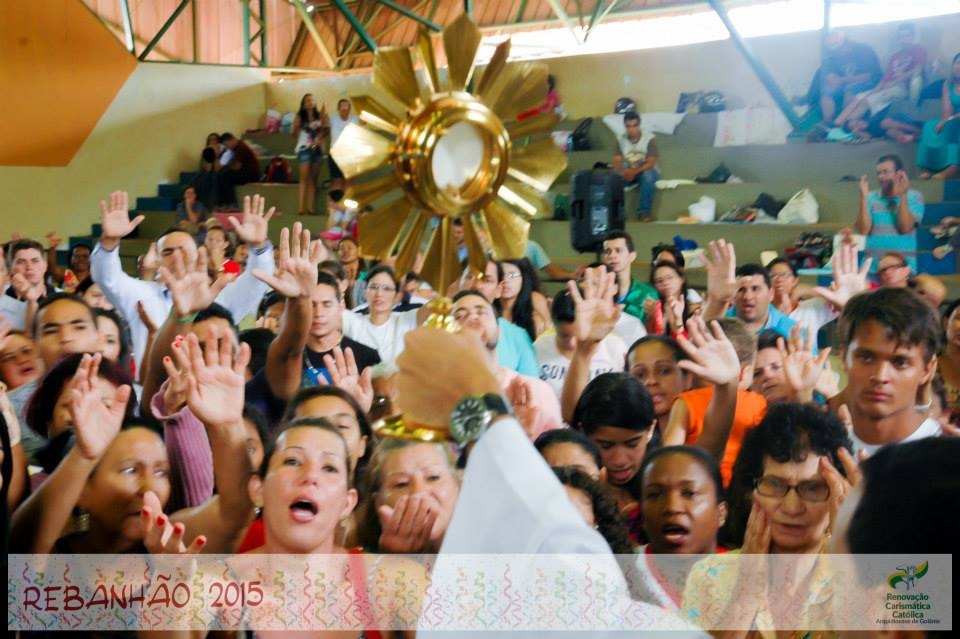 Na contramão, religiosos se retiram para ouvir palavras de fé e louvor
