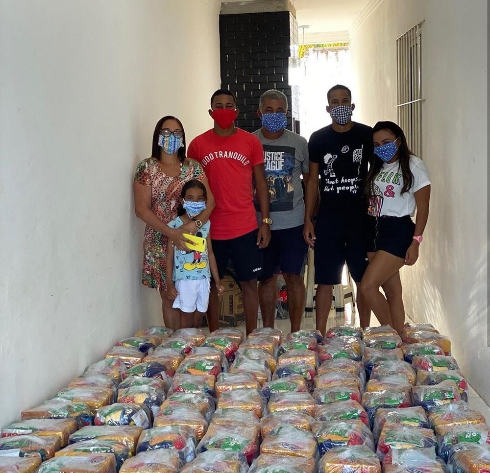 Everaldo do Corinthians, relembra suas origens para doar 100 cestas básicas onde nasceu