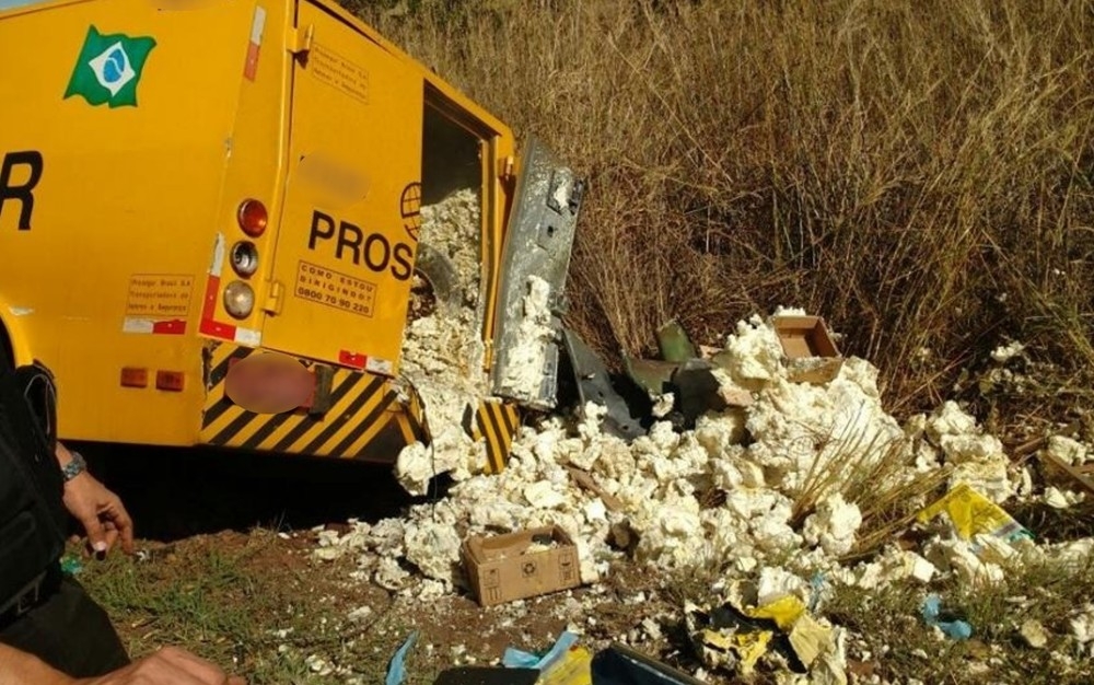 Bandidos explodem carro-forte na BR-040 e incendeiam outro veículo que passava pelo local