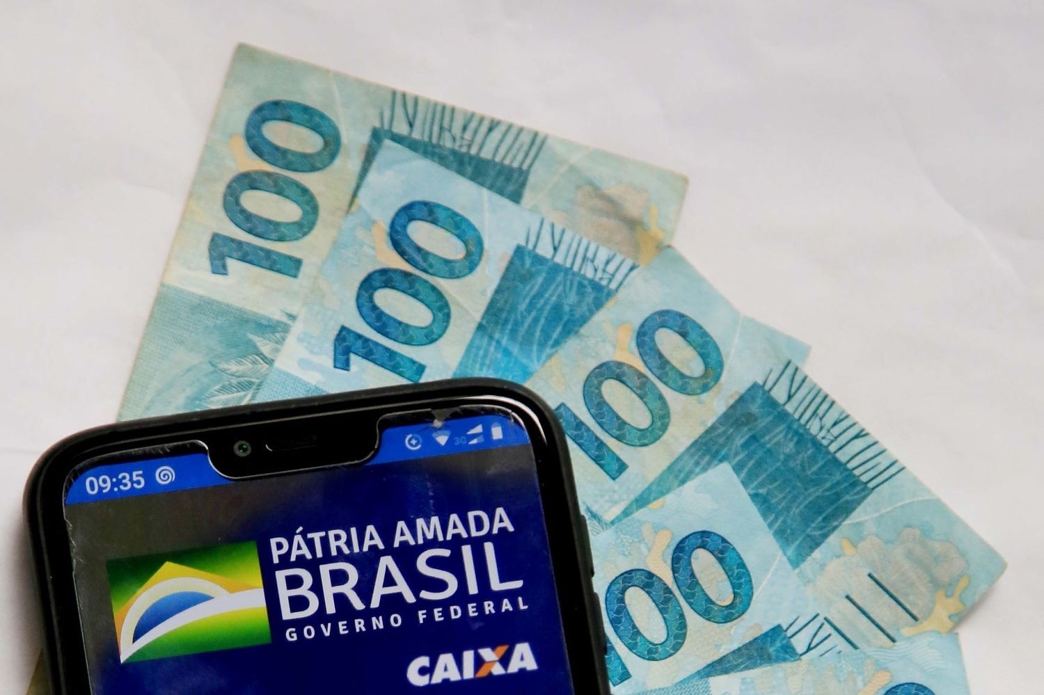 Quem recebeu o auxílio emergencial pode ter que devolvê-lo em 2021