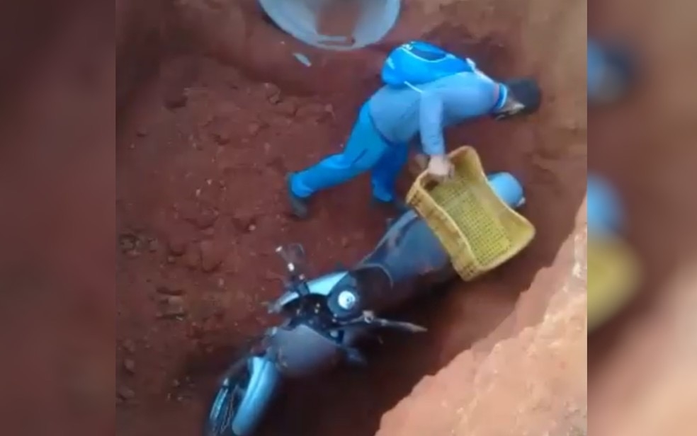 Motociclista cai em buraco gigante de obra em Goiânia