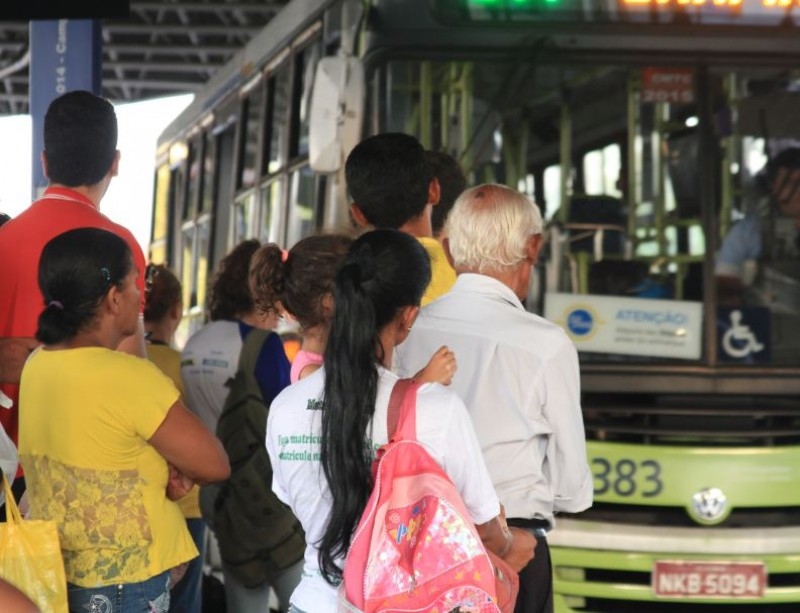 Reunião que iria discutir aumento da tarifa de ônibus é adiada