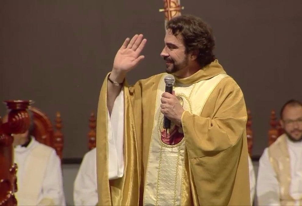 Padre Fábio de Melo ironiza “macumba” e depois se desculpa