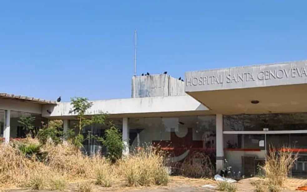 Polícia Técnico-Científica faz perícia em hospital abandonado desde 2017