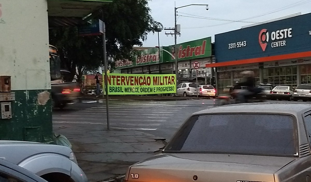 Faixa pede intervenção militar