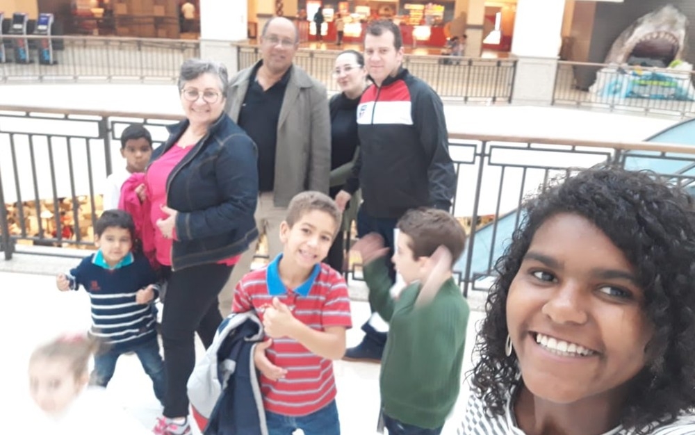 Casal adota cinco irmãos de quatro a 14 anos para evitar que eles fossem separados