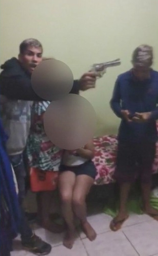 Após ser feita refém, vítima de assalto transmite rendição dos ladrões ao vivo