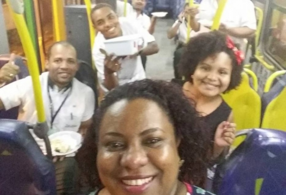 Família passa virada de ano em ônibus para acompanhar o pai cobrador e emociona internautas