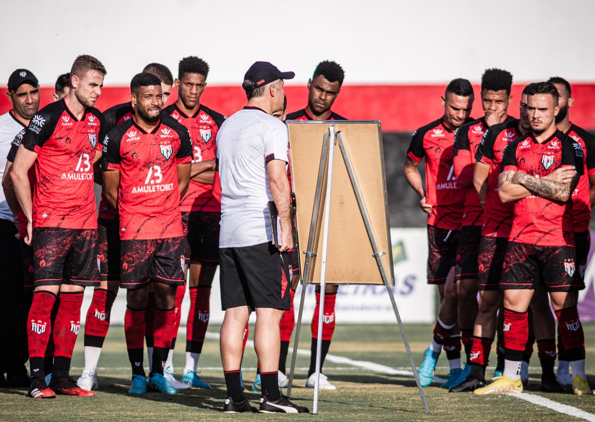 Atlético-GO recebe o São Paulo pelo jogo de ida da semifinal da Sul-Americana