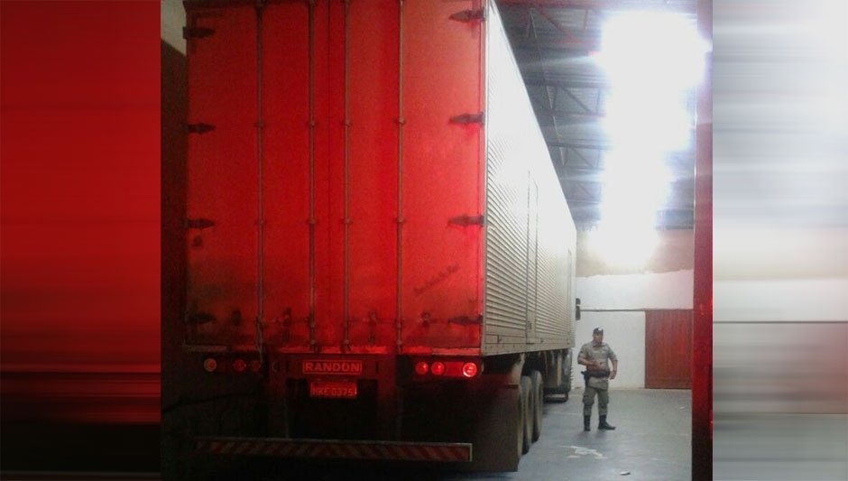 Carreta roubada com carga estimada em R$ 500 mil é recuperada pela polícia