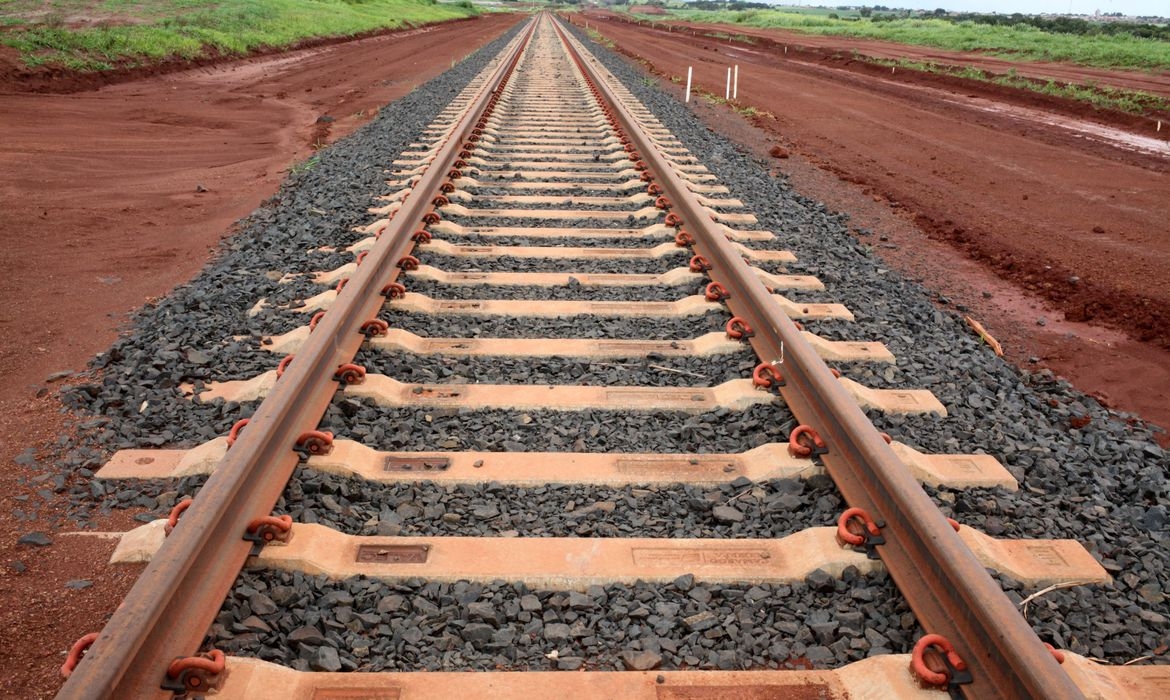 Contratos que viabilizam a Ferrovia de Integração do Centro-Oeste garantem 10 mil empregos em GO e MT