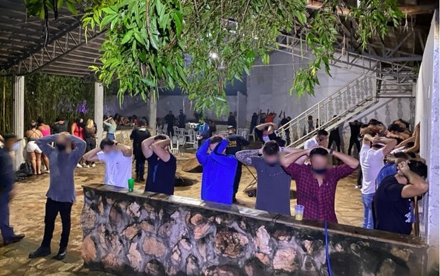 Fiscais acabam com festa clandestina que reunia 160 pessoas em Goiânia
