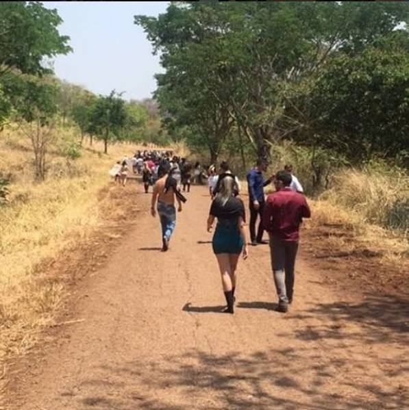 Baladeiros pegam carona em caminhão limpa-fossa após festa dos 800