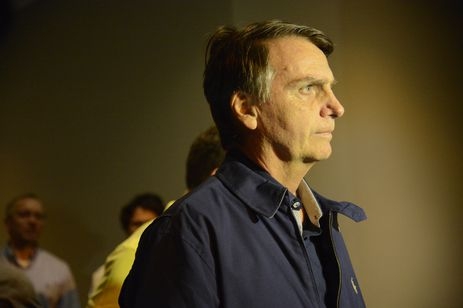 Bolsonaro usa redes sociais e diz que não votou contra deficientes