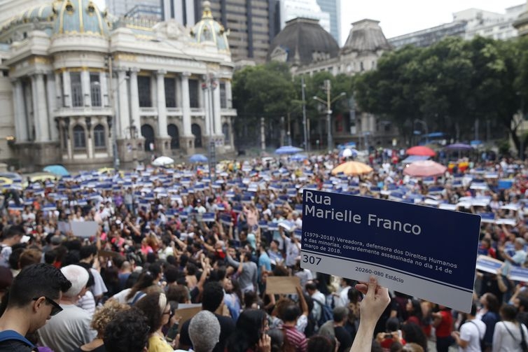 Mangueira escolhe para 2019 samba enredo que homenageia Marielle