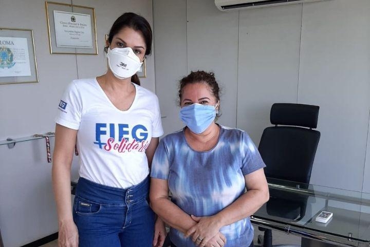 Fieg + Solidária doa kits de almofadas ao projeto Ensinando a Abraçar