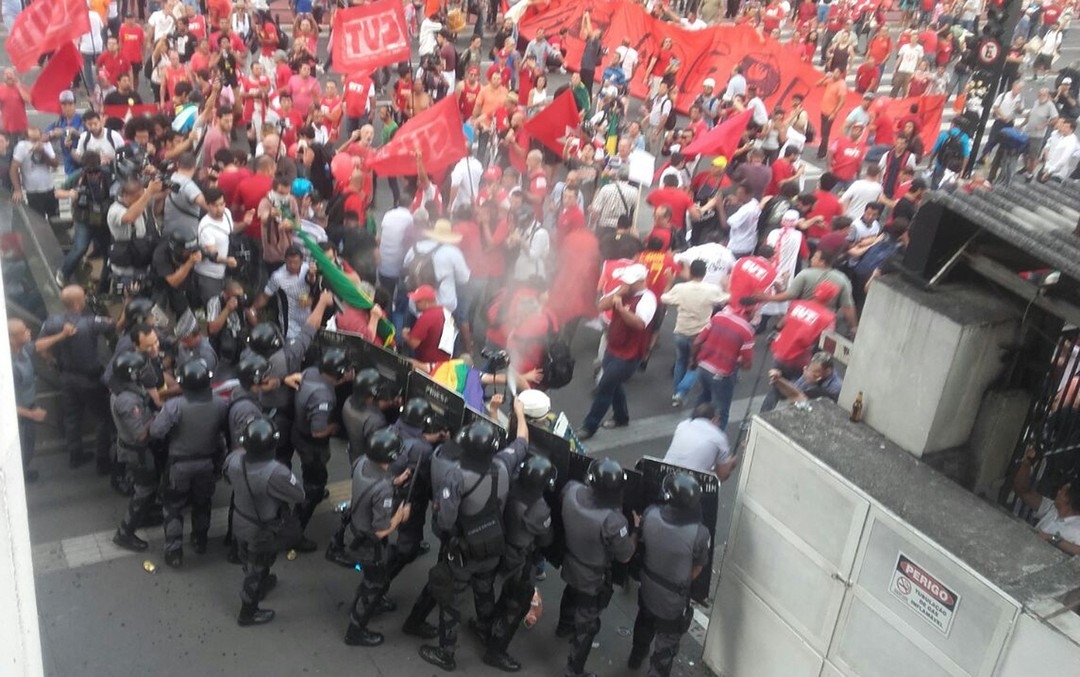 Manifestantes pró-governo entram em conflito com a polícia em São Paulo