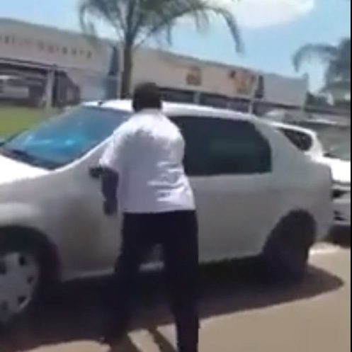 Homem se revolta com fila dupla e torna-se viral; veja o vídeo!