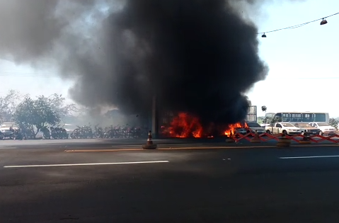 Fogo destrói veículos em pátio da PRF em São Simão