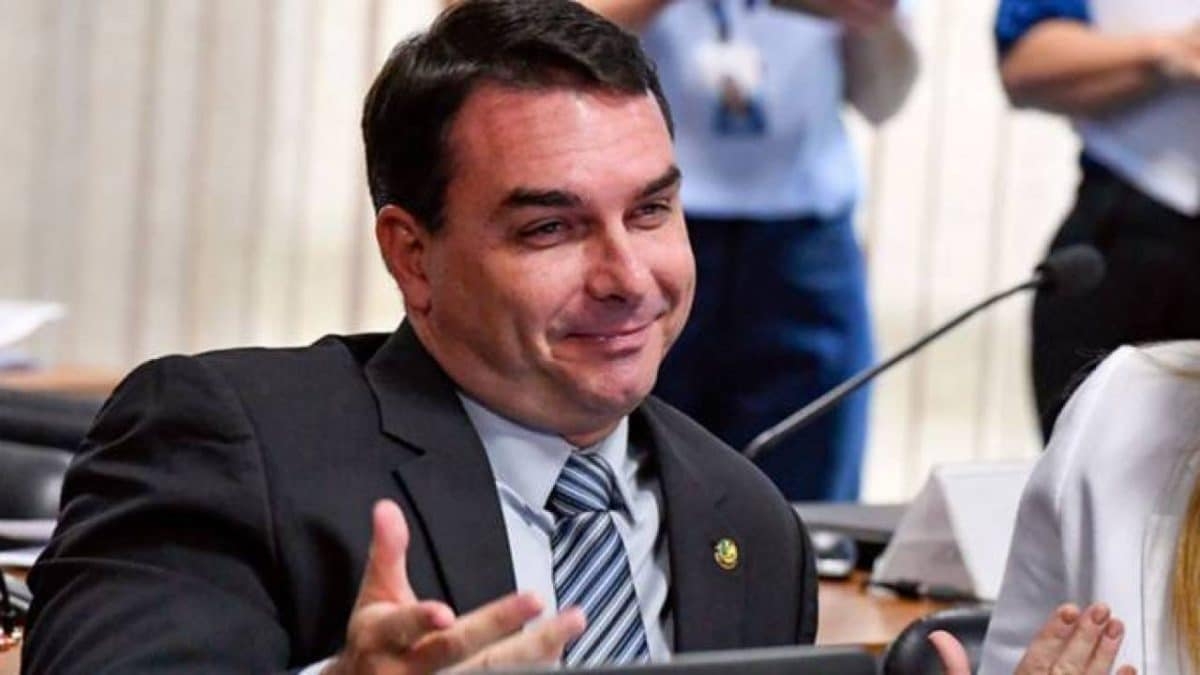 Investigação contra Flávio Bolsonaro passa para o MPF