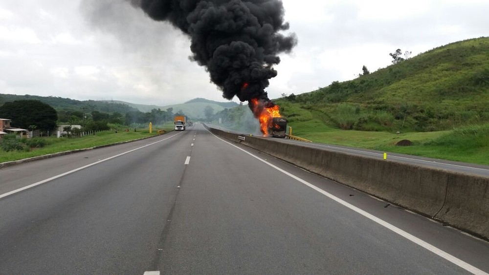 Após ser apreendido pela ANTT, ônibus de Léo Magalhães pega fogo