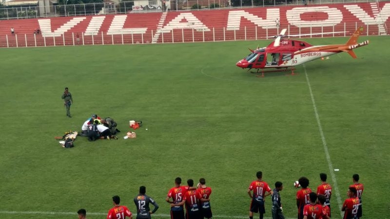 Jogador do Vila sofre acidente durante jogo