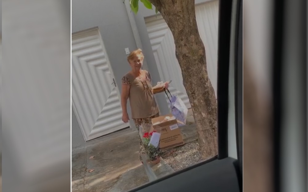 Vovó comemora aniversário a distância seguindo medidas de prevenção ao Covid 19