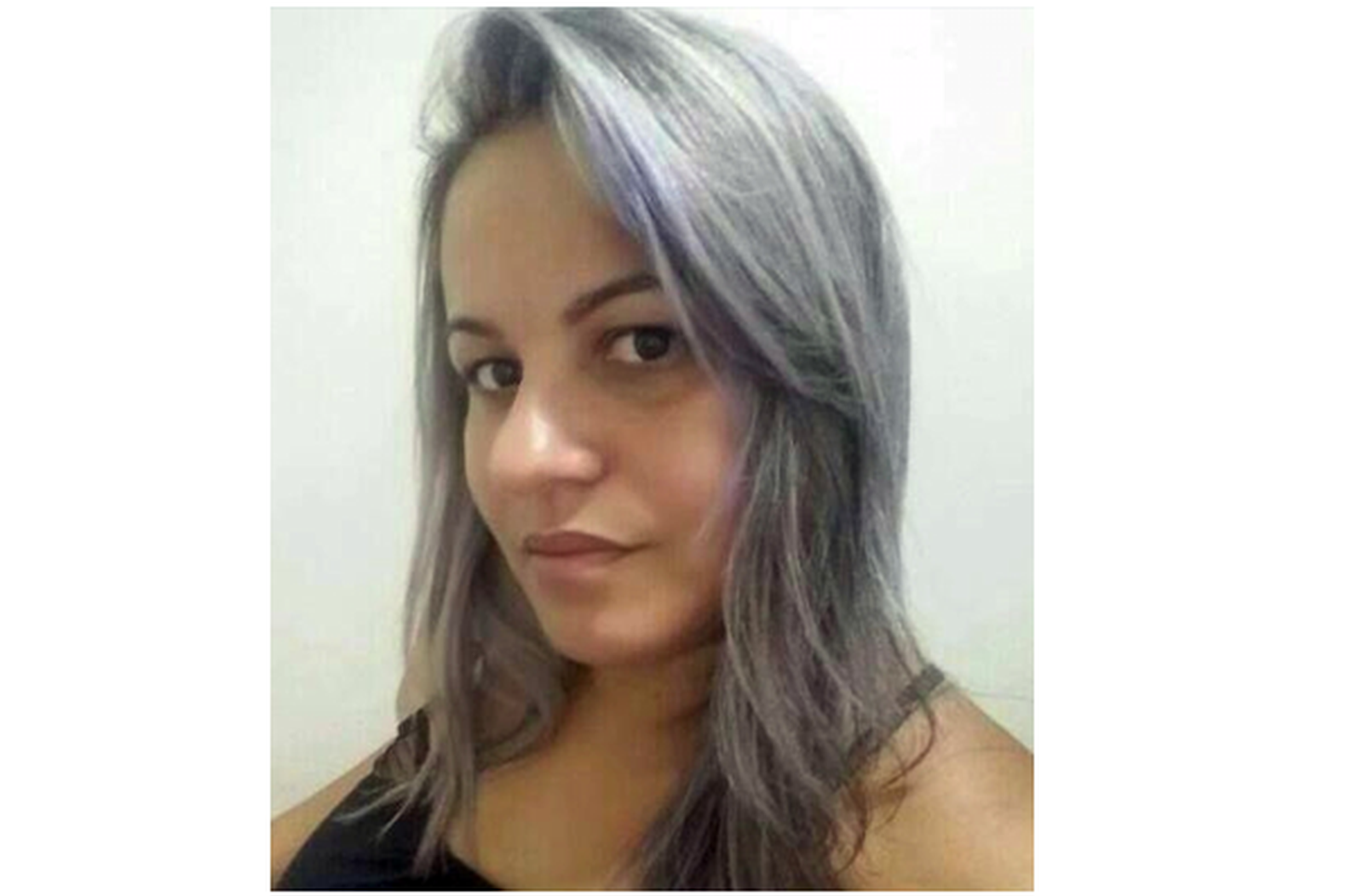 Mulher morre eletrocutada ao mexer em celular que estava carregando