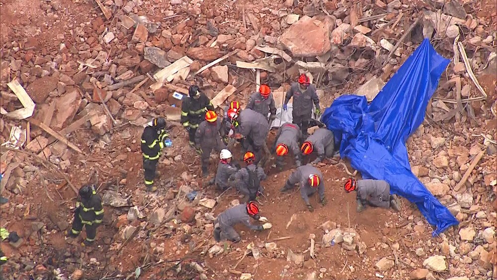Mais fragmentos de ossos são encontrados no local de desabamento de prédio em São Paulo