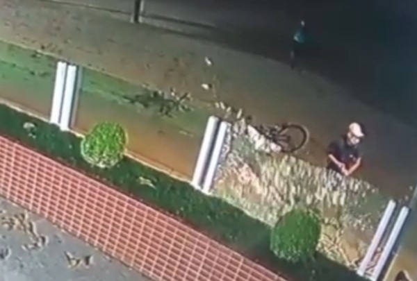 Ciclistas fogem de disparos de arma de fogo, em praia de SP