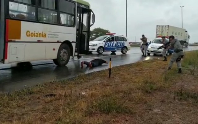 Homem furta ônibus do transporte coletivo, mas PMs conseguem detê-lo