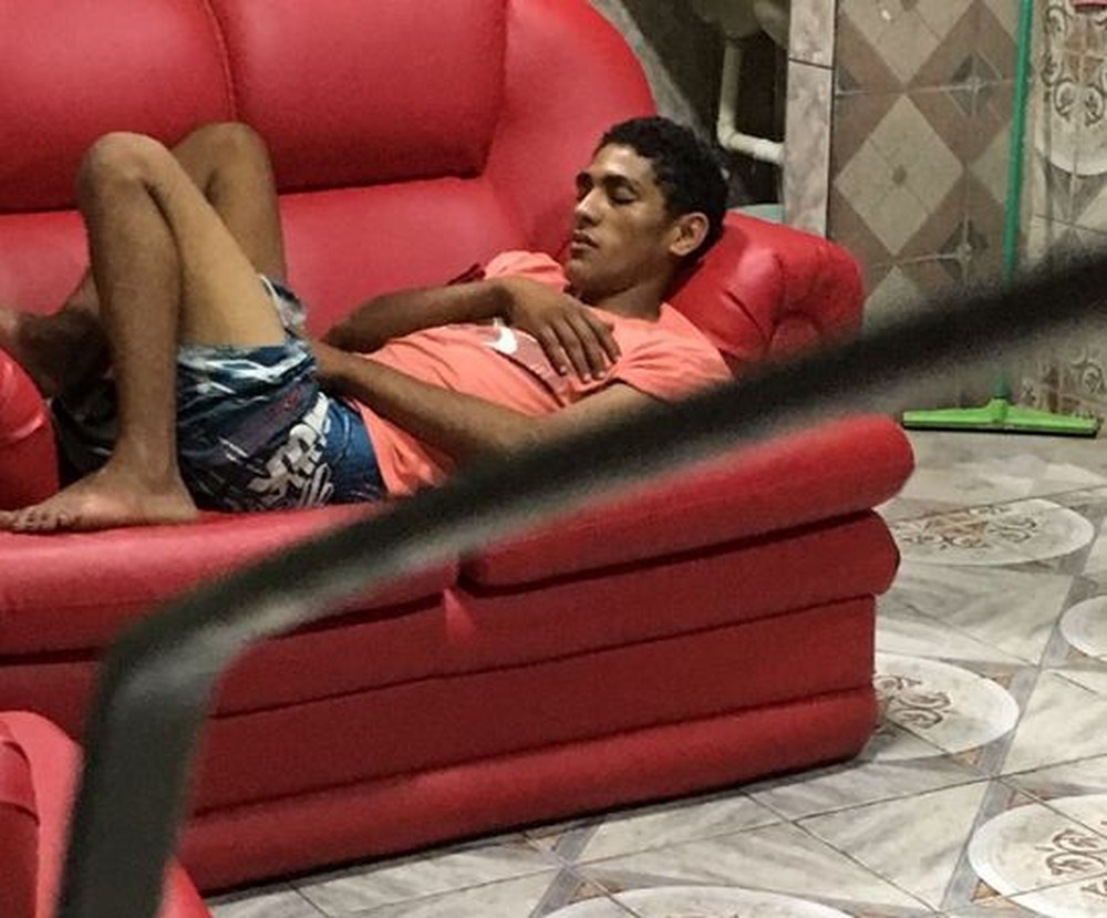Homem tenta furtar residência, mas é pego dormindo no sofá