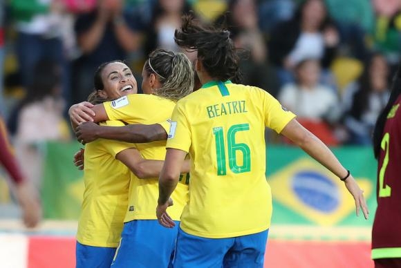 Classificada para a fase final, seleção feminina joga hoje contra a Bolívia