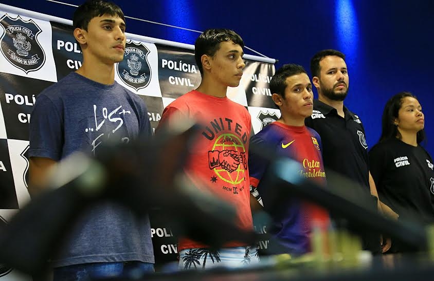 Suspeitos de terem assassinado Gabriel  Caldeira são apresentados pela Polícia Civil