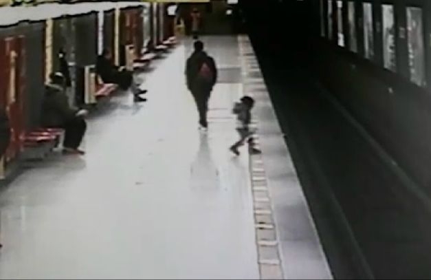 Jovem resgata criança de dois anos que se jogou em trilhos de metrô. Veja o vídeo