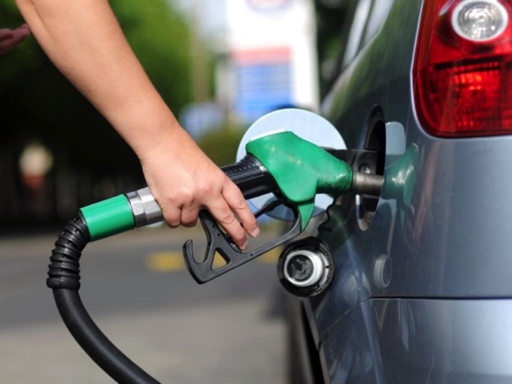Petrobras anuncia aumento de 0,5% no valor da gasolina nas refinarias nesta sexta-feira, 17