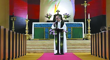 Padre Luiz Augusto levando seu barco a muitos mares!