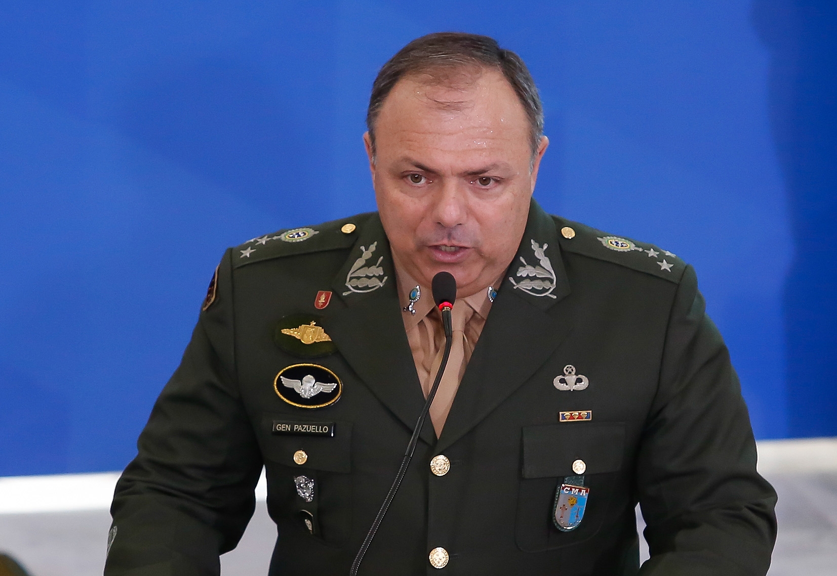 Nos bastidores, general Pazzuelo diz que, se sair, 'sairá feliz'