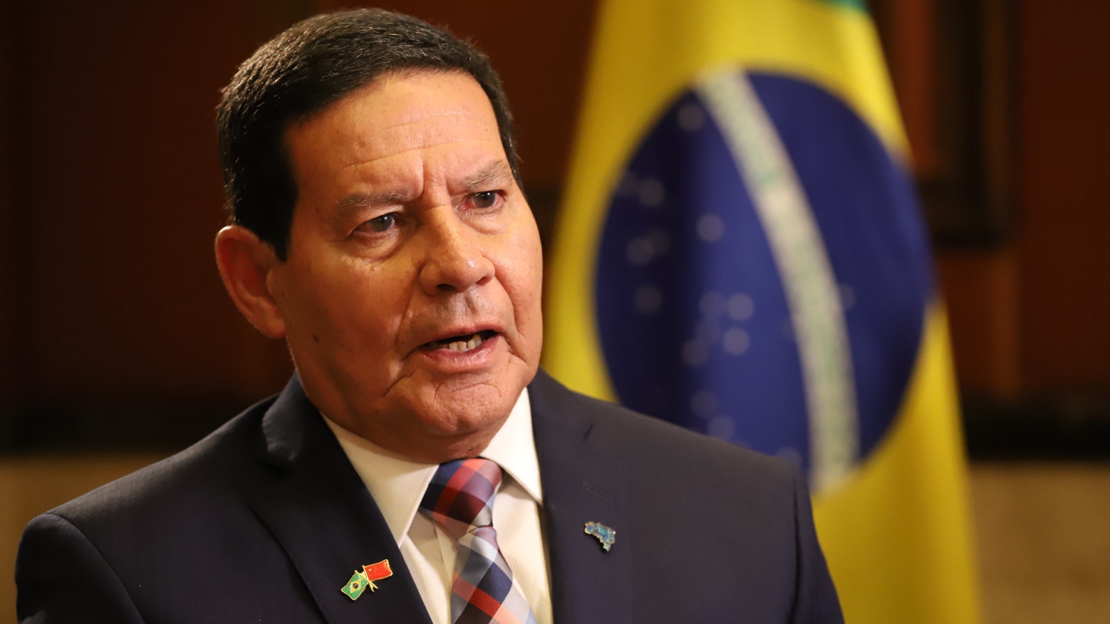 Mourão critica ato militar e justifica sua ausencia por considerar inadequada