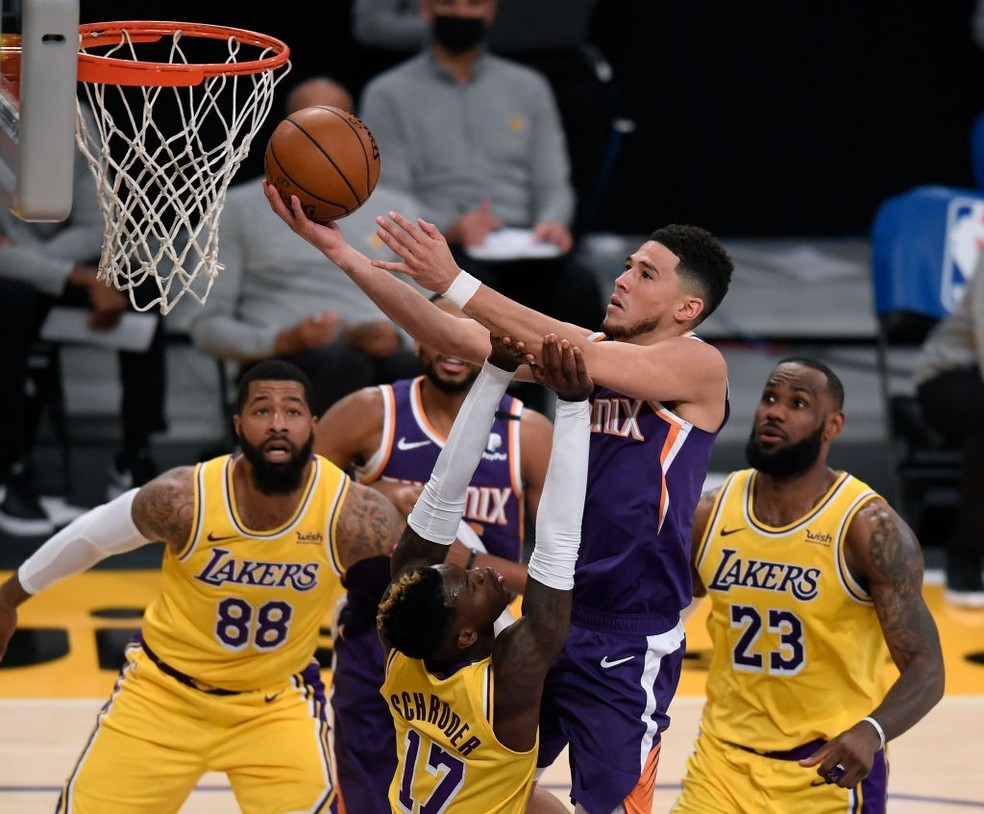 Mesmo com LeBron James inspirado, Suns batem Lakers e assumem o 2º lugar no Oeste