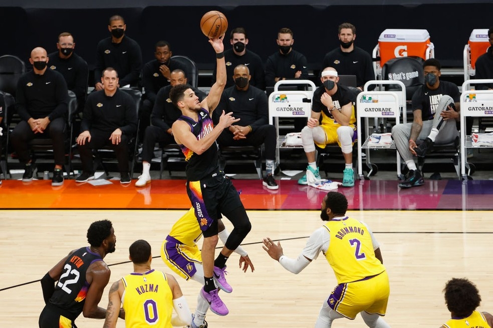 Suns eliminam Lakers e fazem a semifinal de Conferência Oeste com os Nuggets