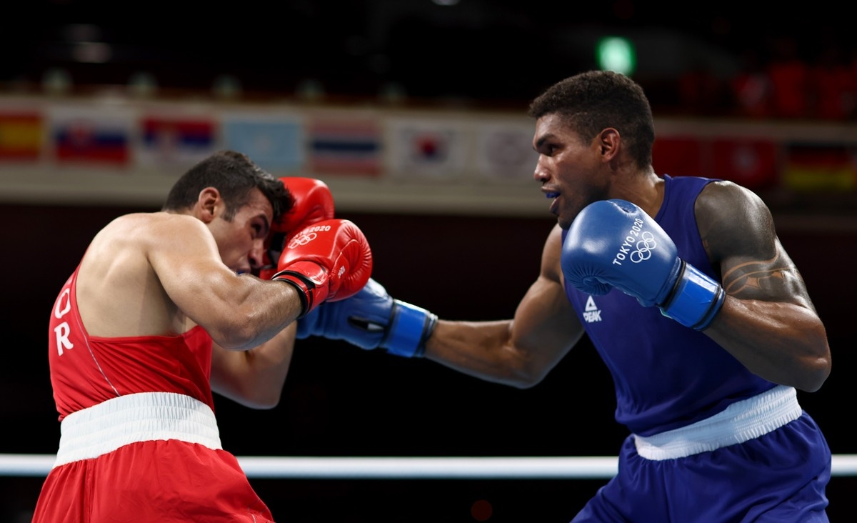 Abner Teixeira derrota jordaniano e garante o bronze no boxe dos Jogos de Tóquio