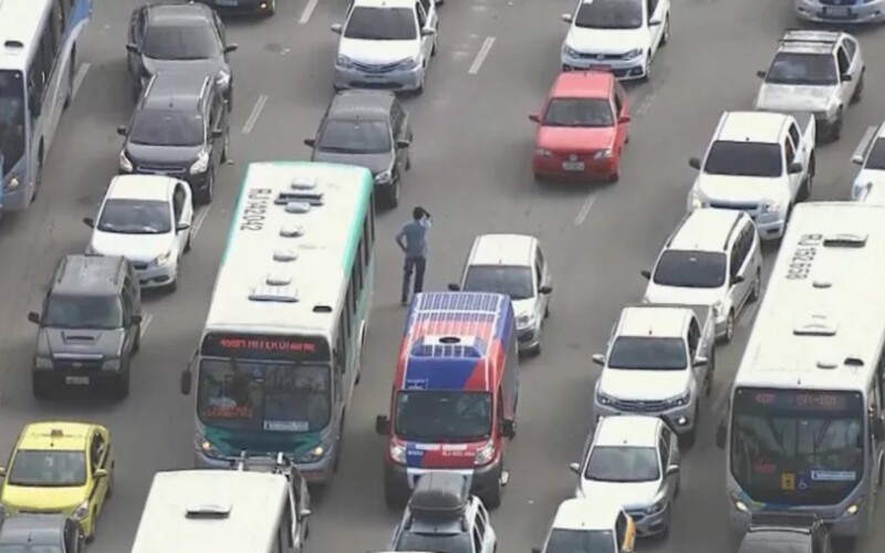 Rj: Motorista se desespera ao perder carro no meio do engarrafamento
