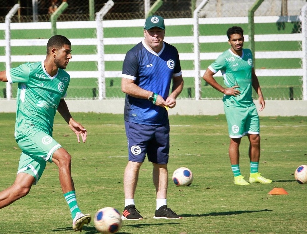 Goiás tenta entrar no G-4 diante do CRB