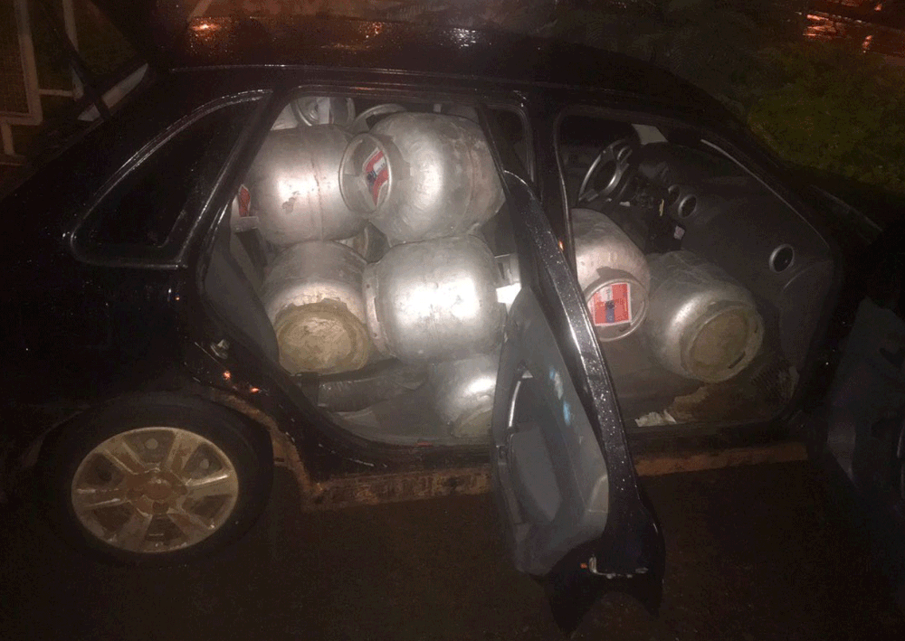 Homem carrega 14 botijões dentro do carro e é preso por roubo no DF 